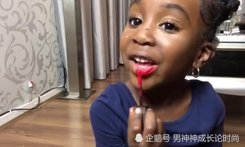 4岁小姑娘教化妆，手法娴熟根本不像是第一次化，网友：可爱的想