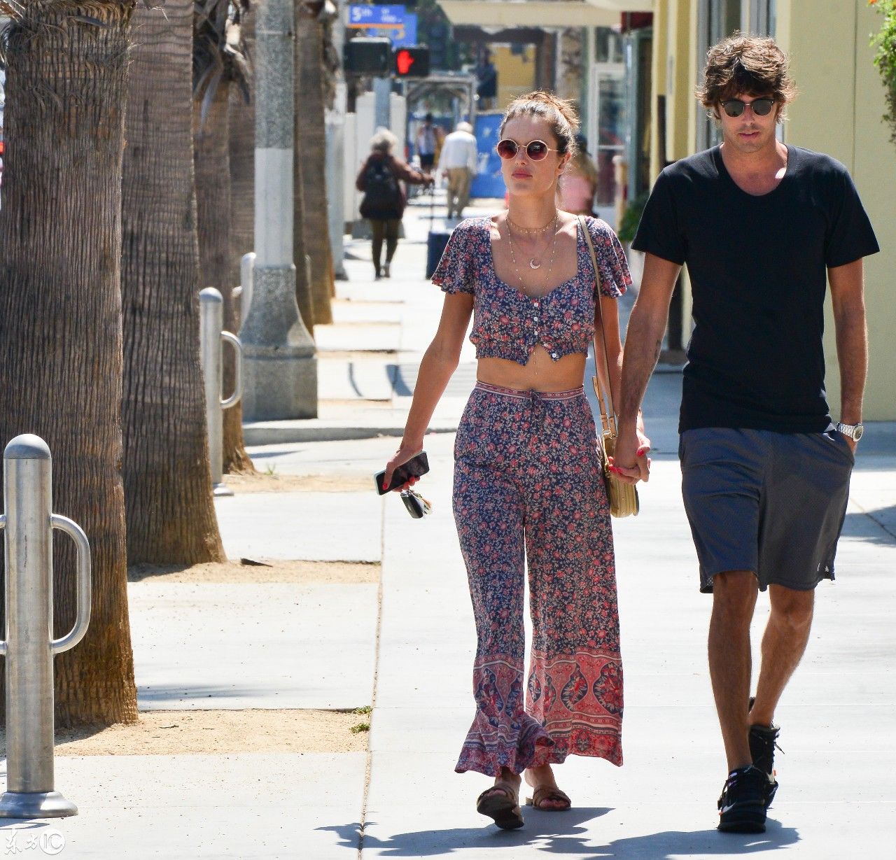 37岁巴西超模有两个娃，找了一个低调的高富帅，换了一身新衣服