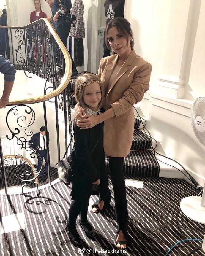 贝克汉姆带小七看时装秀 小七好像小仙女