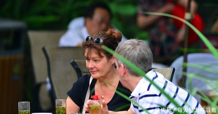 美国人纳闷：这东西那么贵，中国怎么每家都有？中国人这样说