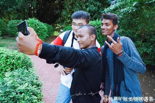 国人印度旅游,被印度人围着拍照,印度人表示中国人好看