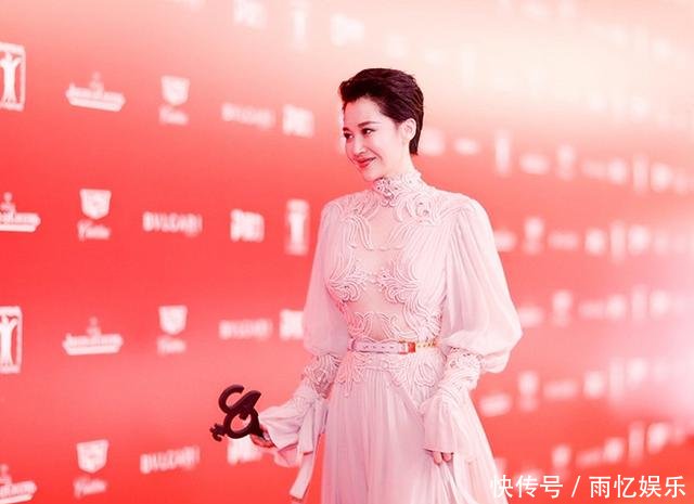 许晴出席活动,穿半露肩百褶裙清纯如少女,真不像快50岁的女人!