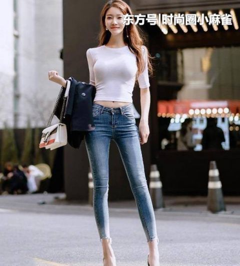  「美女」街拍：时尚靓丽的都市美女，搭配打底裤，魅力十足！