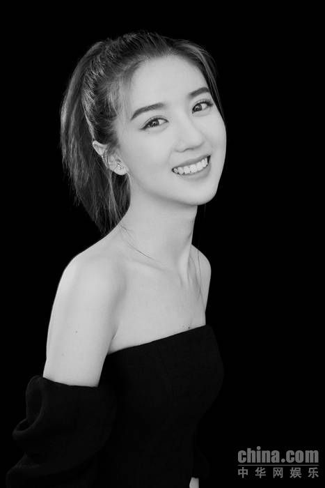 99后李凯馨大气演绎黑白片 “天鹅颈”少女气质好惊艳
