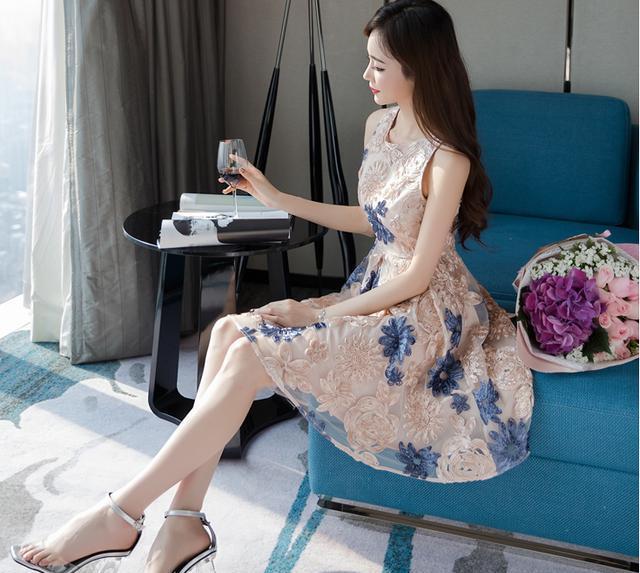 甜美吊带连衣裙, 穿出女子曼妙曲线, 更显美丽大方, 让你美的出众