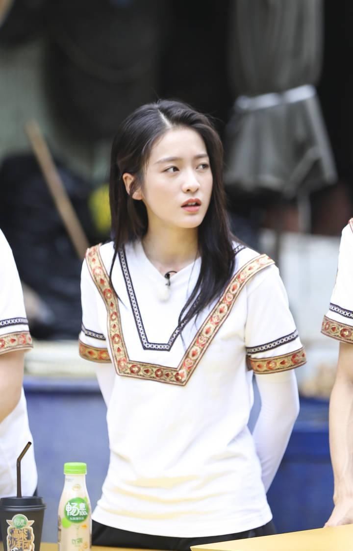 啥叫颜值高的好处，看张雪迎就知道，穿节目衣服美的让人离不开眼