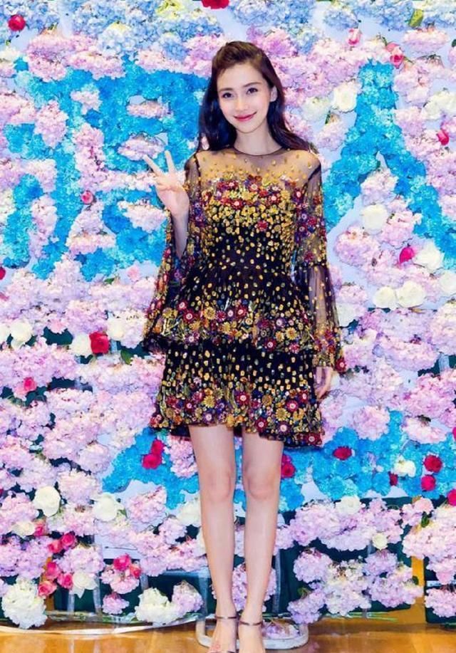 感觉：无论多大年纪的女人，穿碎花裙要记住“4不要”，不然显土没气质