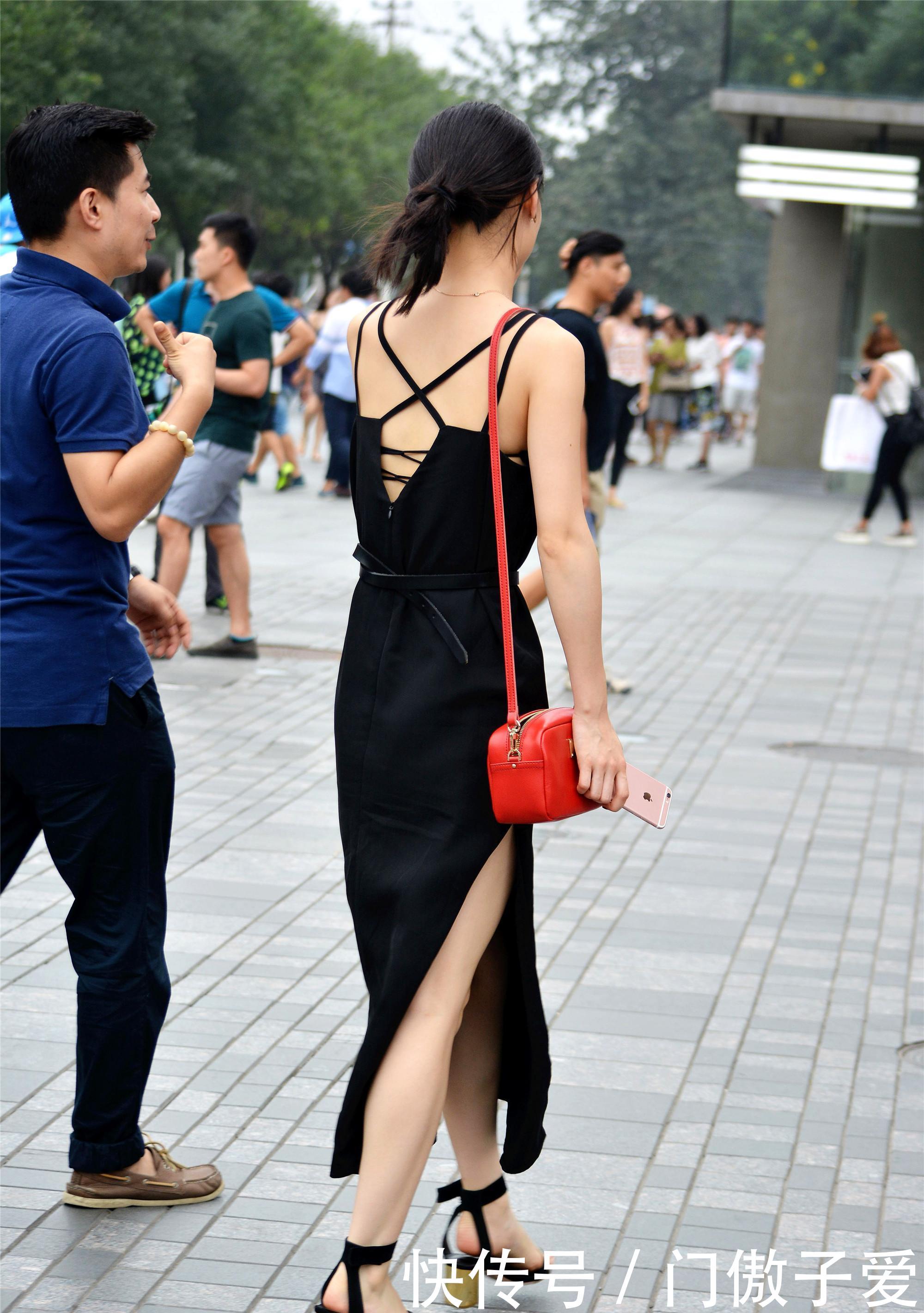 「 感觉」黑色的紧身牛仔裤,散发迷人的女性魅力!,街拍:美女搭配一字肩