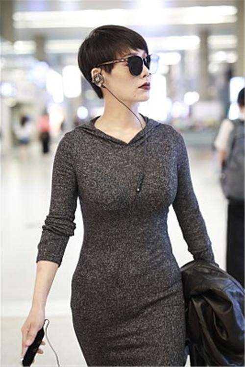 宁静穿修身灰色毛衣展现完美身材, 蚂蚁腰, 蜜桃臀通通拿下!