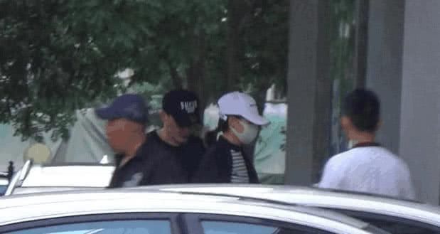 赵丽颖发微博:一个动作回应怀孕三个月传闻，吓坏吃瓜群众