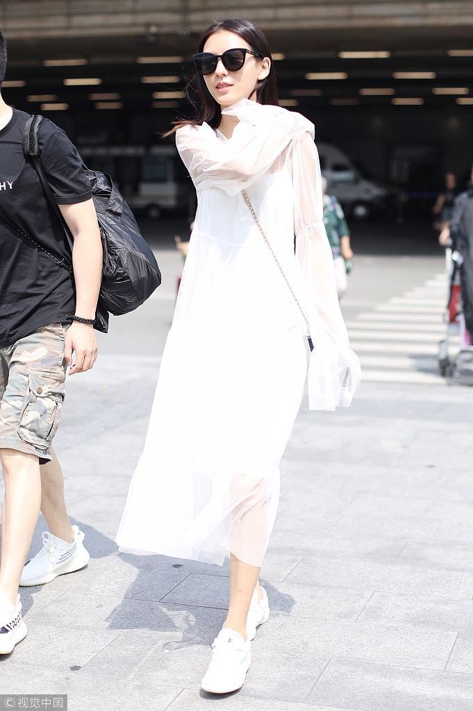 小仙女既视感！张予曦透视白纱裙清纯甜美 机场脚步轻快微笑任拍