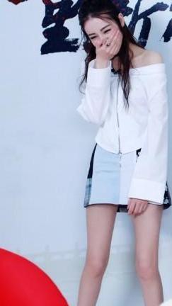 热巴与比她小五岁的关晓彤同穿露肩装，一个是女神，另一个则沦为