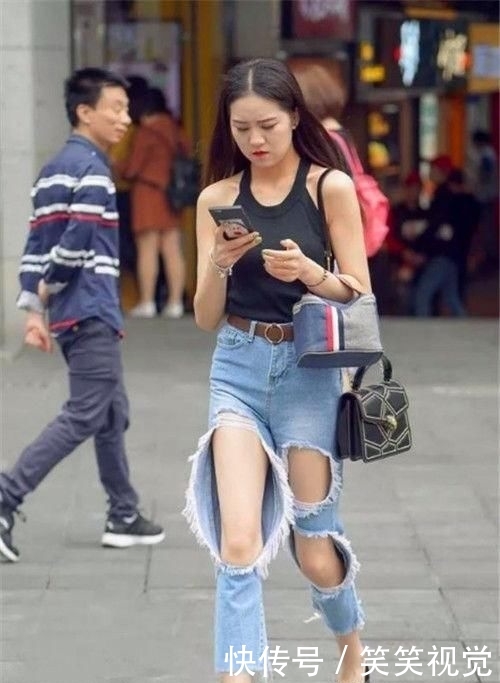 【小美女】街拍:小美女身材完美,黑色露肩上衣 露洞牛仔裤,个性十足