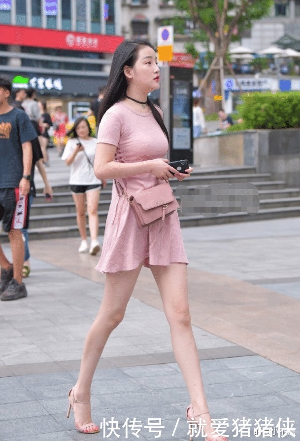  『顶得住』表姐顶着39度高温出门，特意选了粉色裙子，这谁顶得住啊！