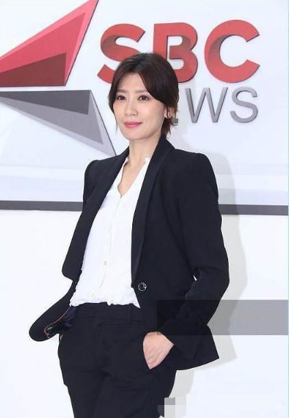 本以为马伊琍穿西装帅炸了，直到看见贾静雯的，网友:太撩人了