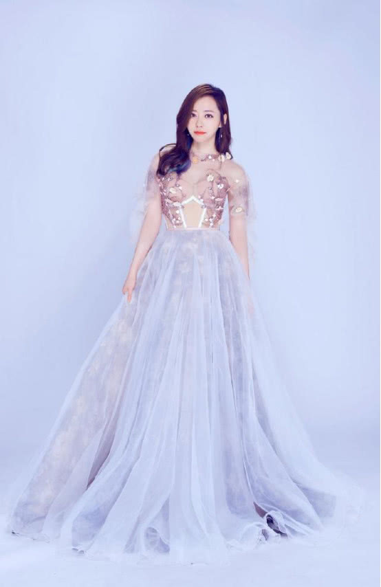 张靓颖和李宇春同时现身机场，曾经的超女如今一对比就逊色不少！