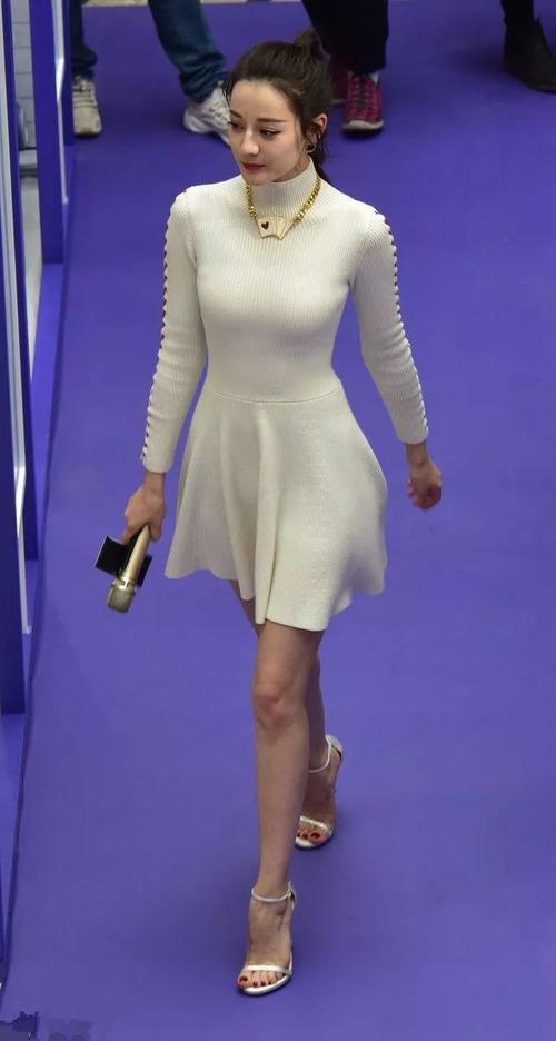 迪丽热巴穿T恤几乎是平胸，但穿上裙子大变样，都快被她迷晕了！