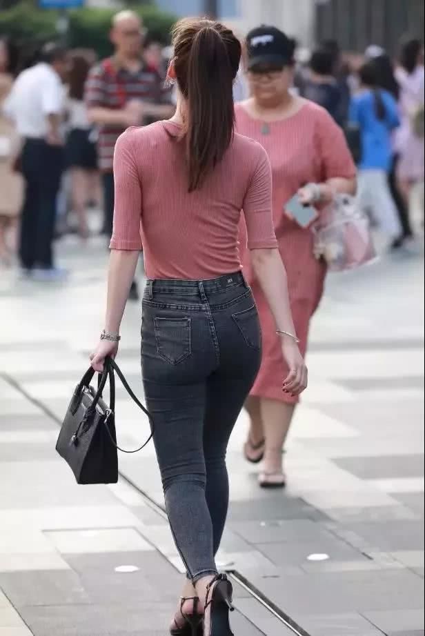 七夕节送女友紧身牛仔裤，经济实惠，让女友更美，爱心倍至