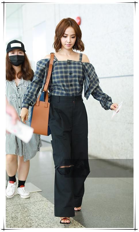 蔡依林为博眼球，在阔腿裤上挖了两个洞，网友：这腿秀的我给满分