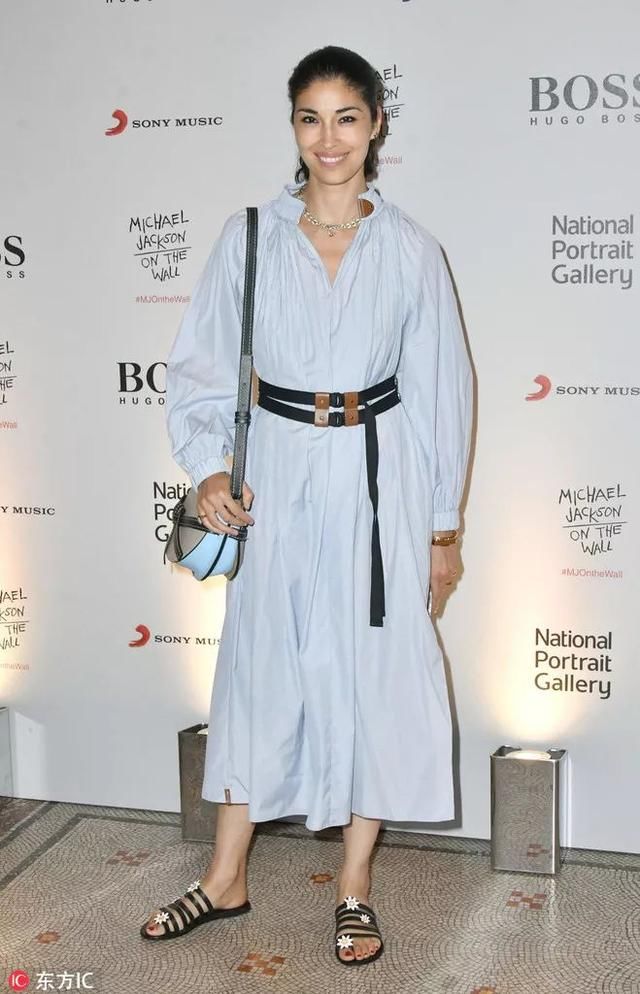 巧穿搭|吴宣仪这双凉鞋还可以，显腿长