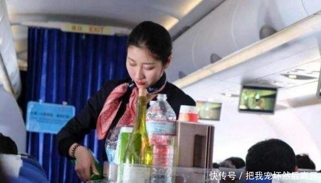 为何坐飞机的时候,空姐会接二连三“送吃”的?大部分人不知道