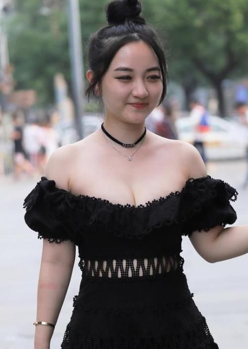  『气质』潮范儿女神来了，街拍：雪肤花貌的小姐姐，一件黑色上衣配白色短裤，时尚清新气质