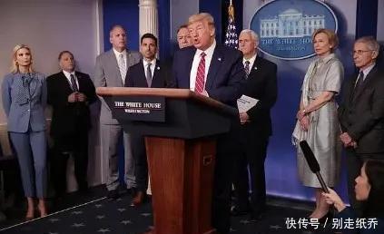 『蓝色』伊万卡太会穿!穿比基尼露水桶腰,西装却穿出“沙漏型”的凹凸感