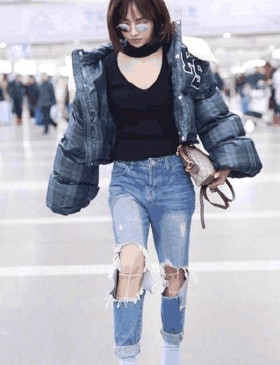 蔡依林从意大利回国, 穿着打扮新奇, 从头红到脚, 一双脏鞋亮眼