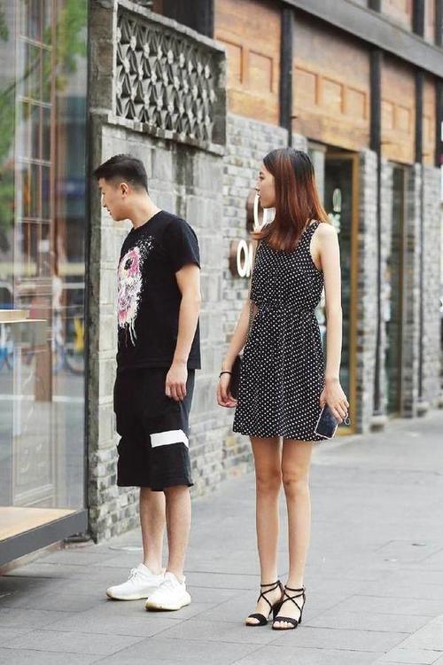 路人街拍，夏季的连衣裙让小姐姐们看上去魅力十足！