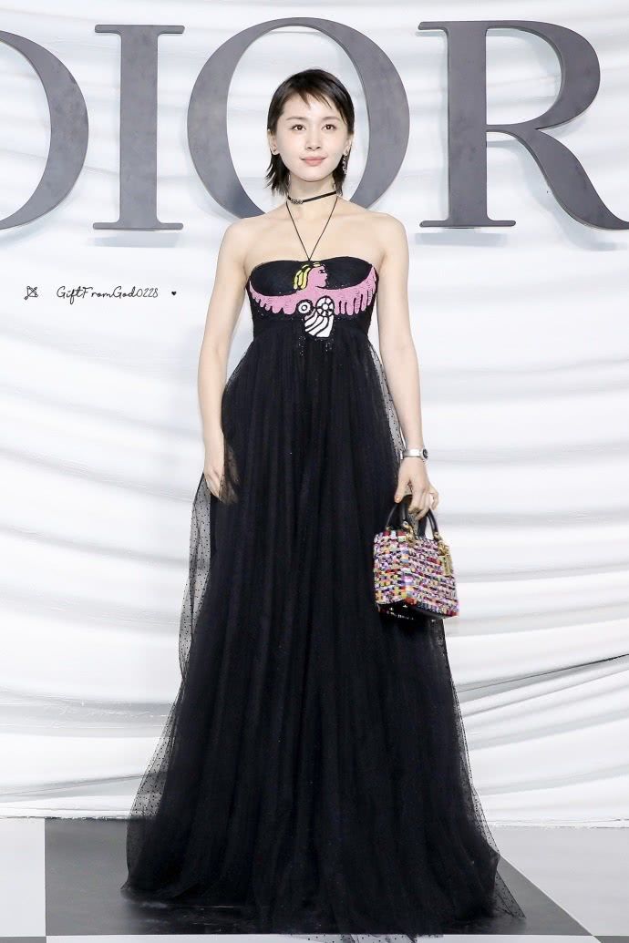 王子文穿黑色连衣裙优雅动人，暴露了一双大长腿，身高不止155