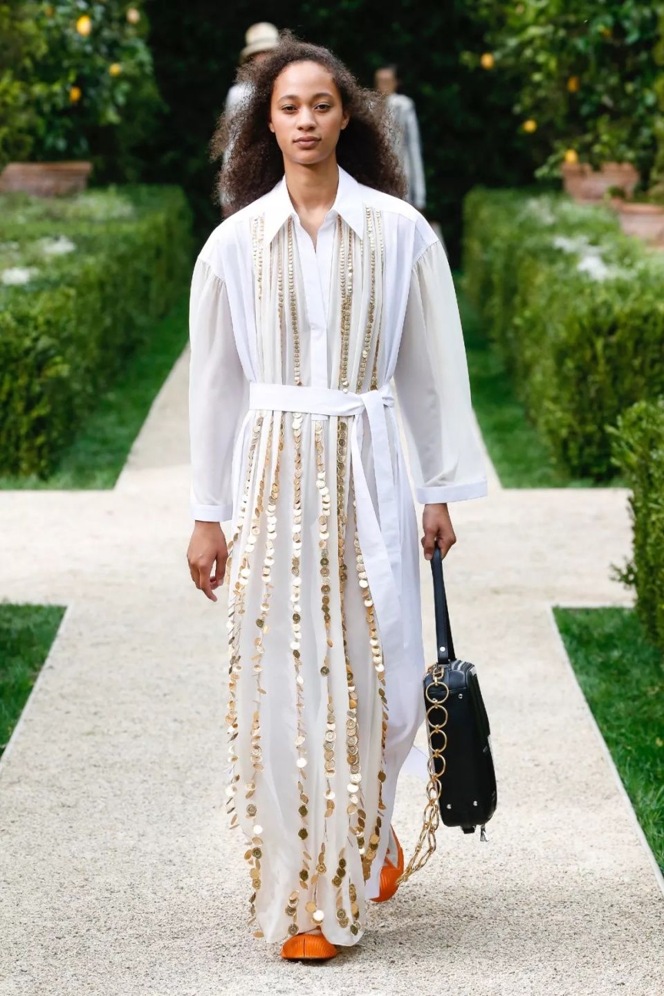 娜扎预测黄铜包边帆布鞋将成爆款，Tory Burch把浪漫融入运动风!