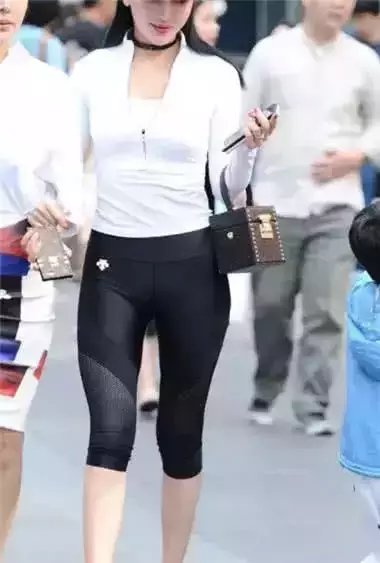 两位小姐姐一个身穿包臀裙一个身穿运动紧身裤显出凹凸身材, 在大