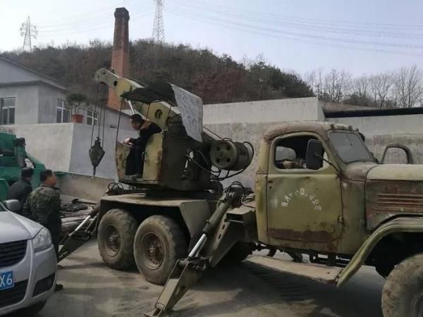 徐工“老5吨“—37岁高龄起重机现身大连 宝刀未老