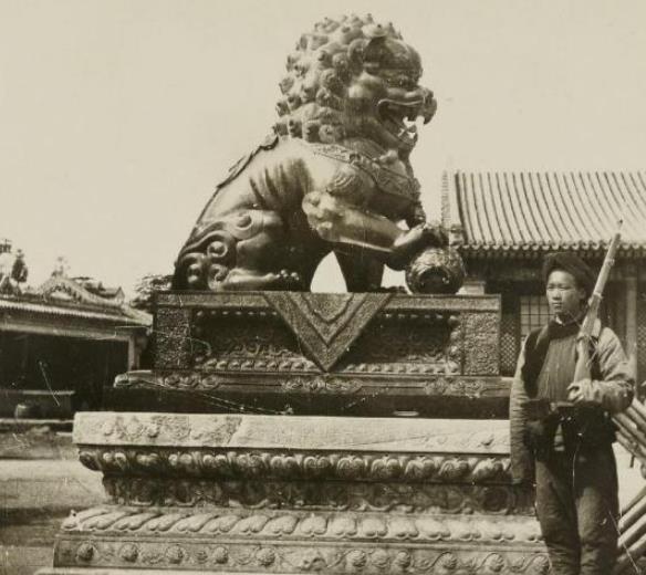 『老照片』老照片再现真实的清朝侍卫:图二慈禧被大内侍卫簇拥