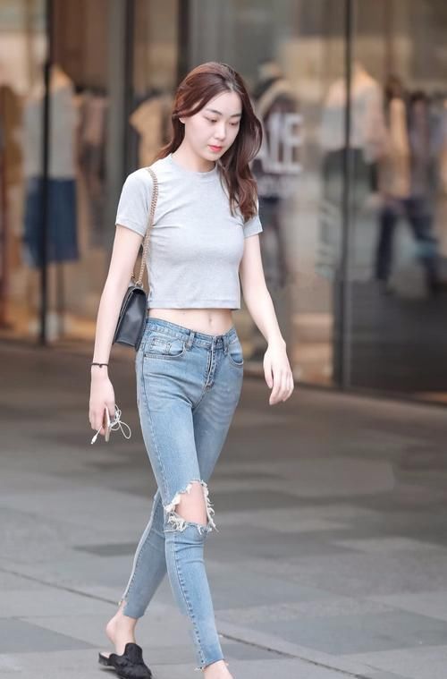  [美女]街拍：美女破洞牛仔裤