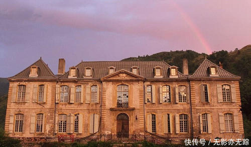 夫妇花200多万买下废旧古堡，94间房只有4间可住