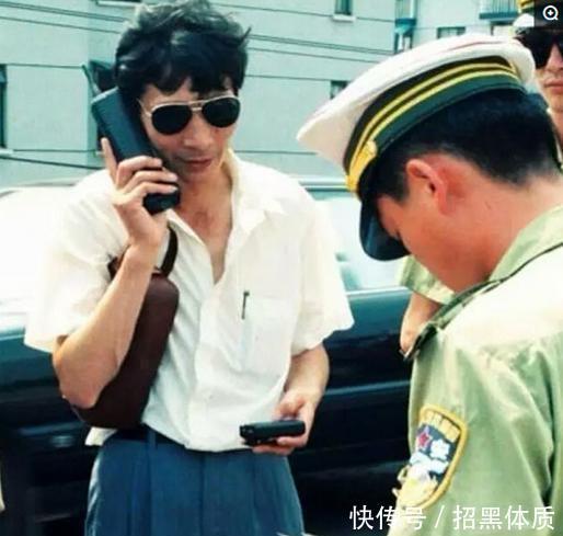 标配:90年代中国老照片图1女子烫头发、画口红,最后一张土豪标配!