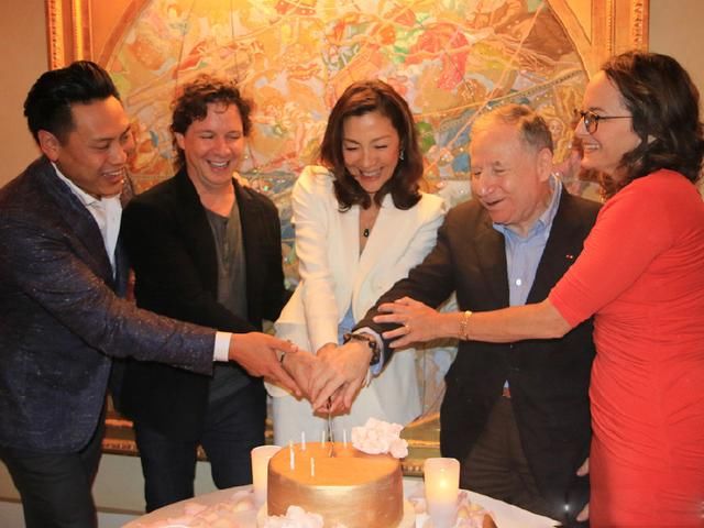 56岁杨紫琼身材纤细，大胆穿薄纱裙，网友：换个发型吧！