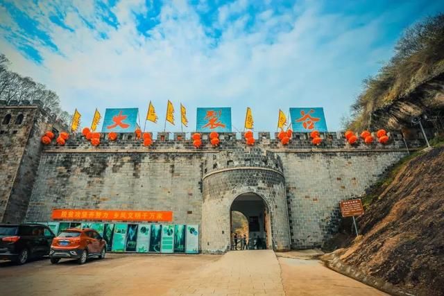 皖西自驾游首选！号称中国版“东非大裂谷”，罕见的山裂奇观！