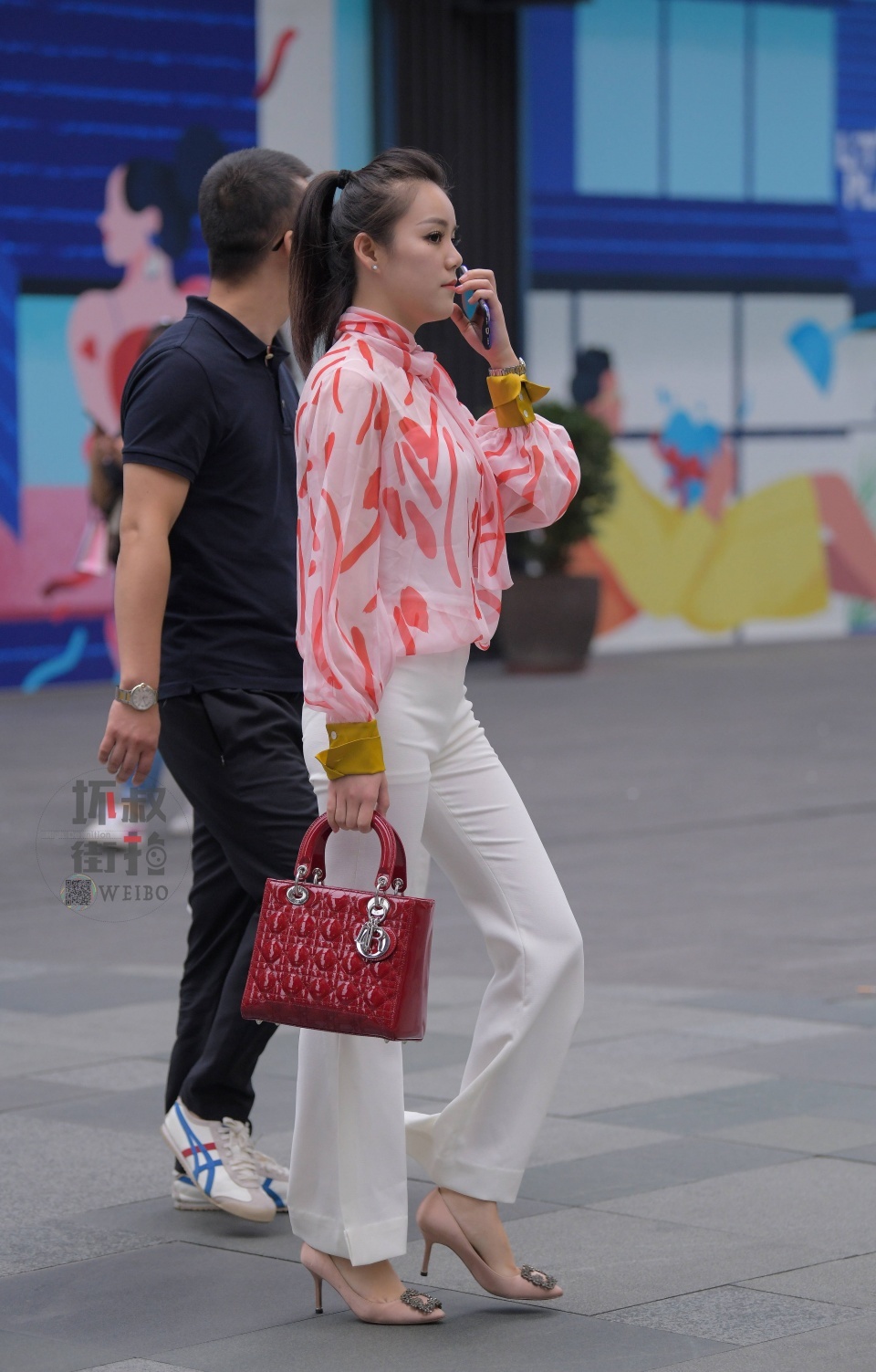 街拍：美女姐姐穿着雪纺衫搭白裤子，显得更加的白净