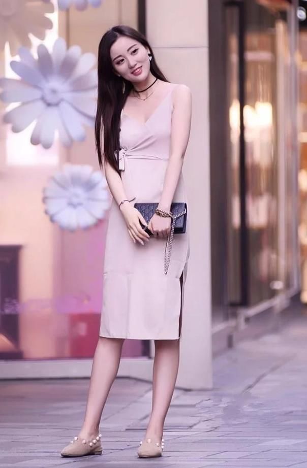 时尚穿搭:图片1清新可爱美丽的小姐姐，一身穿搭真的很时尚靓丽