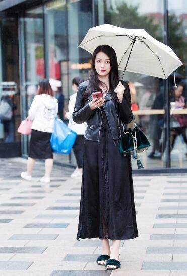 街拍：如此耀眼自带时尚光芒的美女，如此撩人，你喜欢哪一个呢？