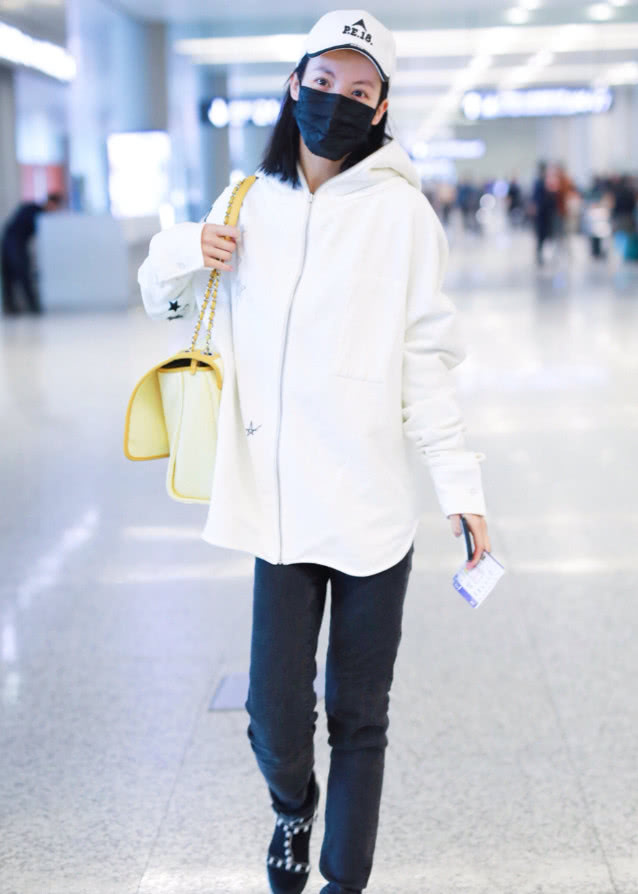 不知道金晨什么审美，一双“姨妈巾鞋”真奇葩，邓伦看了想静静！