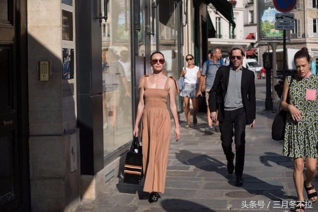 凯特博斯沃茨吊带长裙逛巴黎 牵手老公大秀恩爱，这不是凯特王妃