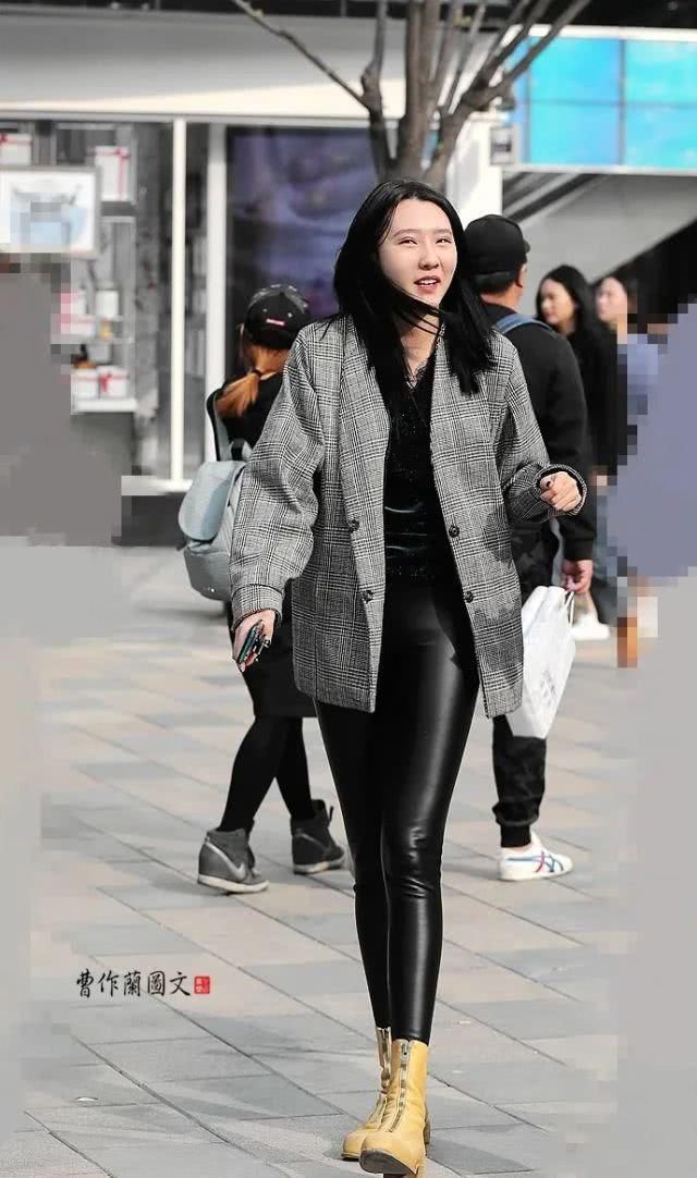 #漂亮#时尚街拍：用紧身皮裤配搭初春的漂亮美女