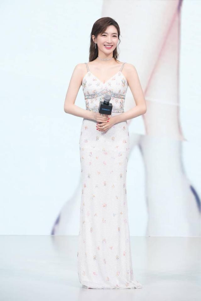 江疏影一袭白色吊带连衣裙，化身仙女 网友：她演古装肯定美