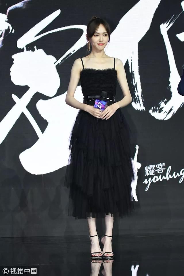 今年最流行的连衣裙穿法，就是加条腰带?