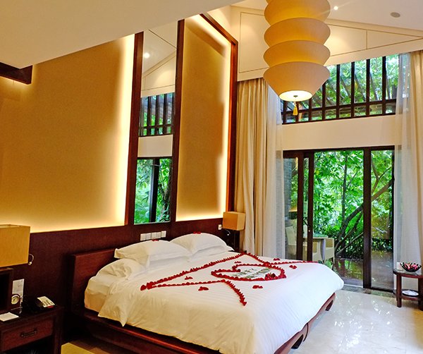 情侣入住酒店时,为何最好先玩会儿手机?保洁大妈:这样不会吃亏