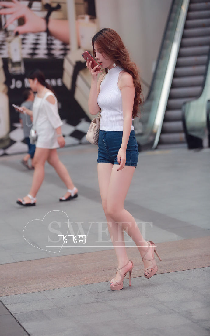 街拍北京:活力亮眼的穿衣搭配，展示出优雅的姿态!