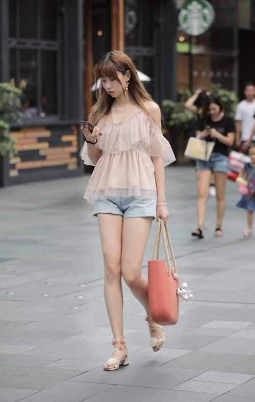 路人街拍，小姐姐下身竟然穿的是黑色的小皮裙，娇俏动人